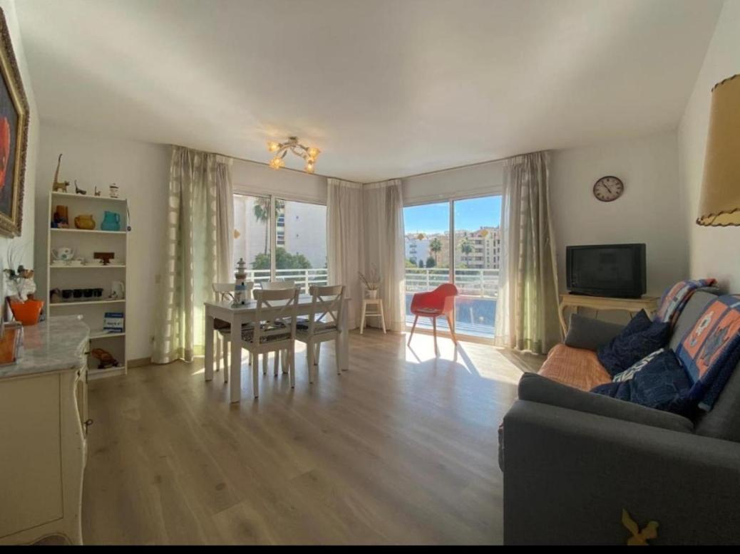 סאלו Apartamentos Ch חדר תמונה