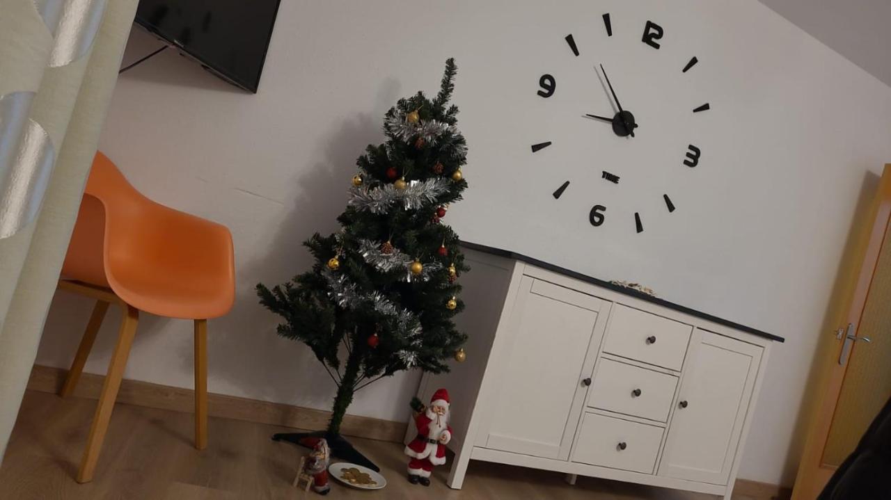 סאלו Apartamentos Ch מראה חיצוני תמונה